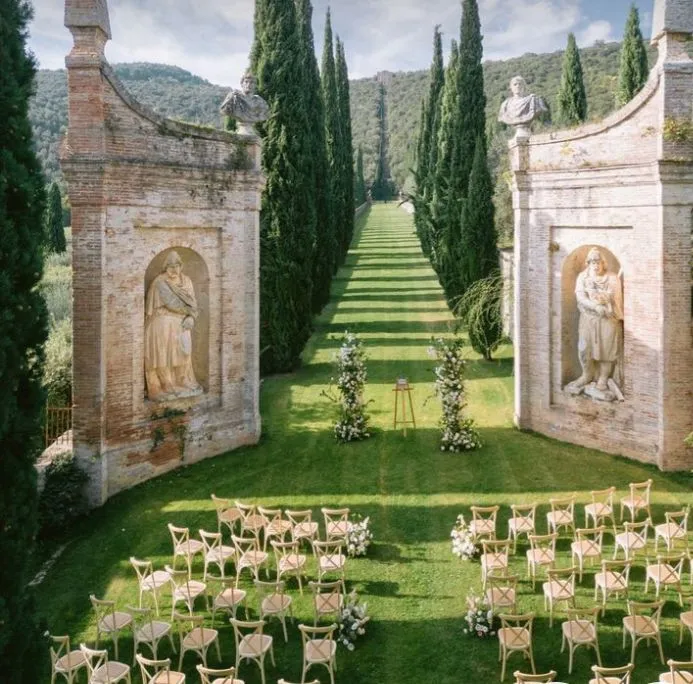 Giardino di una villa toscana di sera